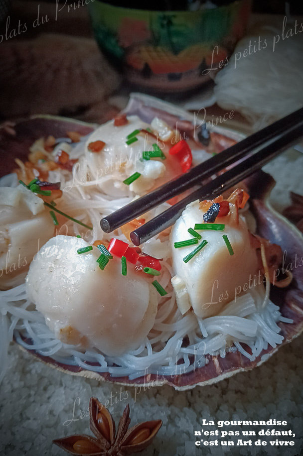 Steamed scallops with glass noodle (noix de st jacques à la vapeur sur vermicelles à l'ail)