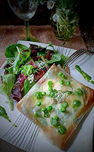 Feuilleté gourmand aux petits pois, fèves et fromage de chèvre frais