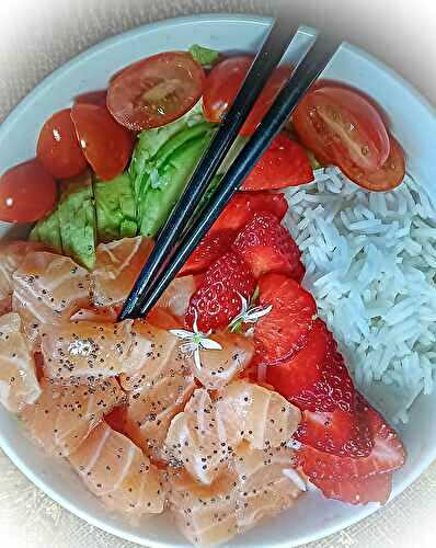 Poke bowl au saumon, avocat et fraises