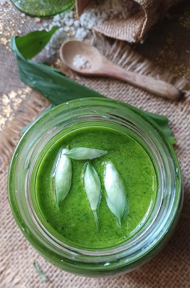 Préparation d'un pesto d'ail des ours sans fromage