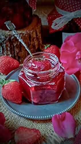 Confiture gourmande de fraises et de pétales de rose rouge