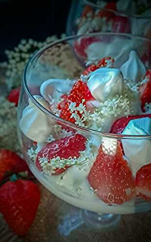 Salade de fraises, chantilly infusée à la fleur de sureau