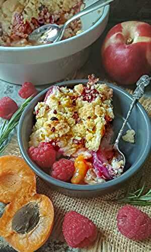 Crumble très gourmand aux fruits de l'été et romarin