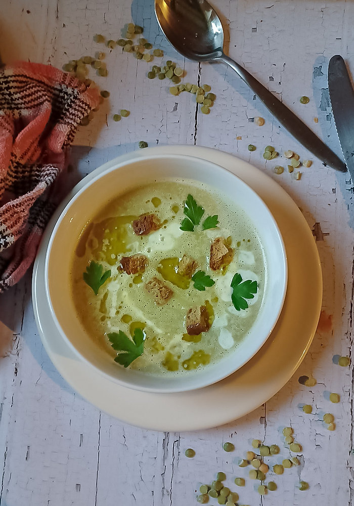 Potage aux pois cassés, oignon et poireau : un réconfort hivernal riche en bienfaits