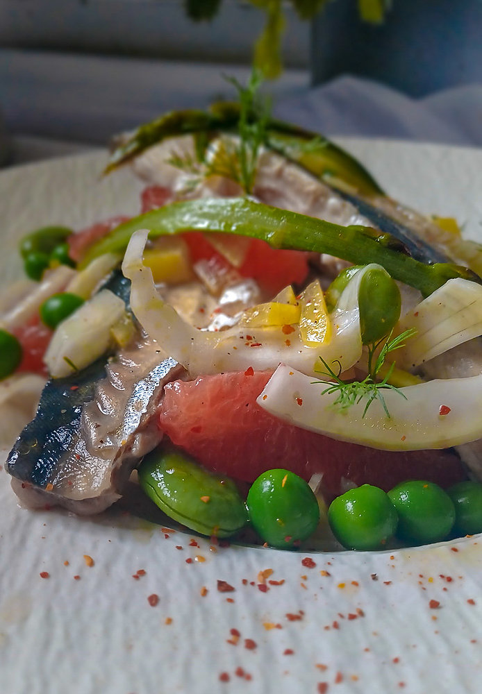  Filets de maquereau vapeur et salade fraîcheur au fenouil, pomelo et citron confit