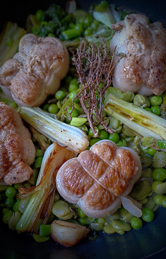 Paupiettes de dinde printanières aux petits pois, fèves, asperges et laitue 