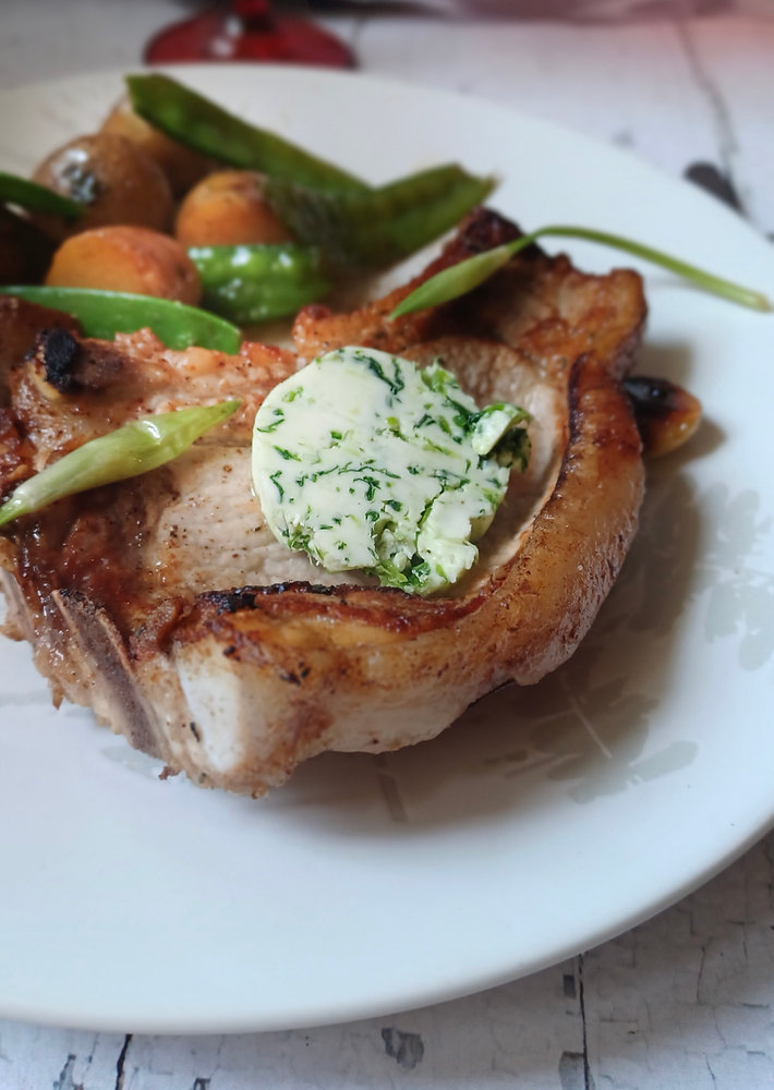 Côtes de veau poêlées et leur beurre à l'ail des ours 