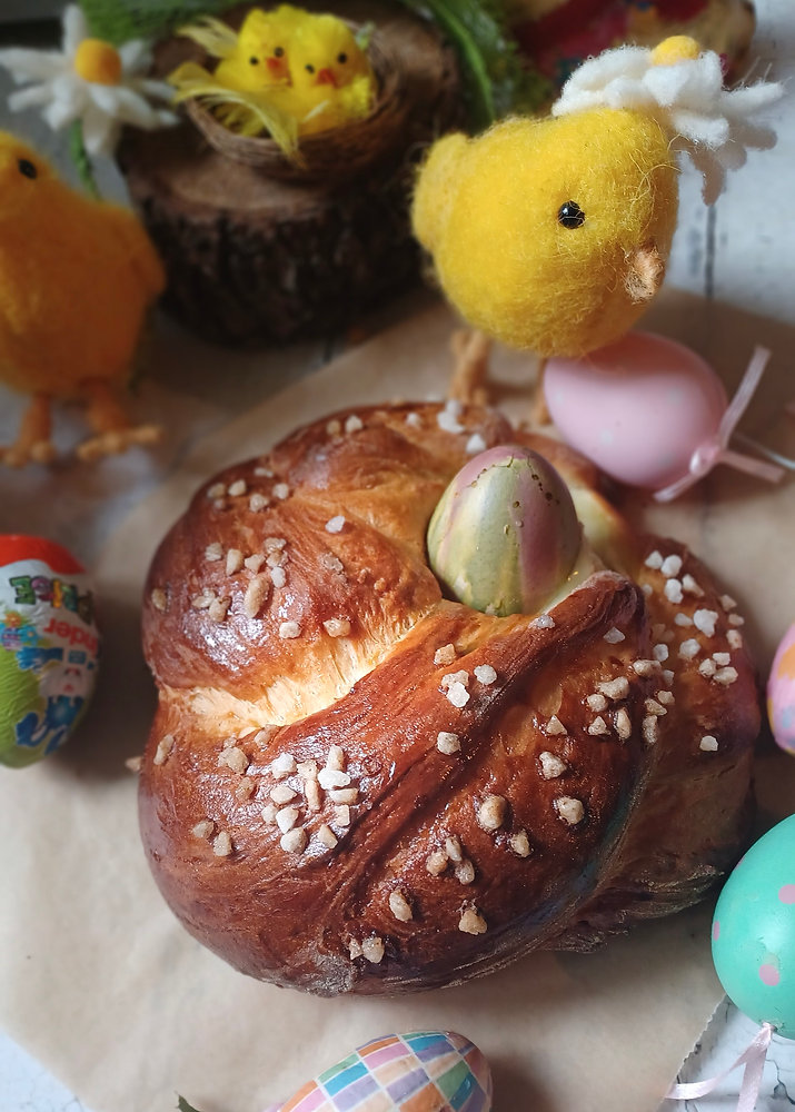 Couronne Briochée de Pâques avec un Œuf Coloré 