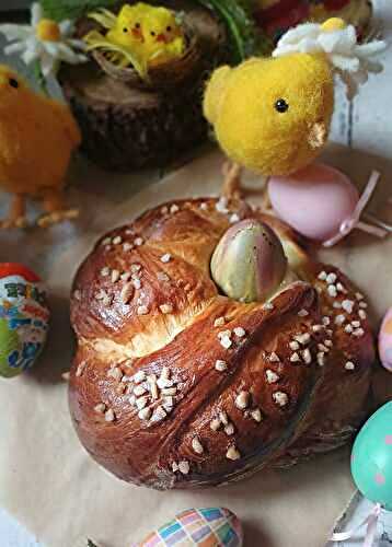 Couronne Briochée de Pâques avec un Œuf Coloré 