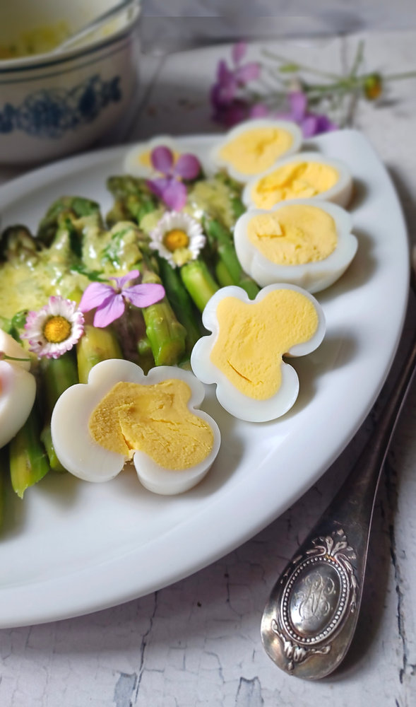 Salade d'asperges vertes et fleurs d'œufs durs 