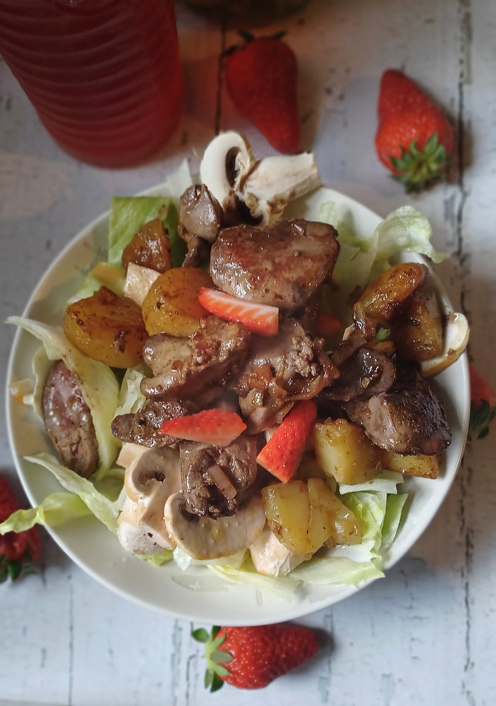 Salade de Foies de Volaille aux Fraises : un mélange sucré-salé irrésistible ! 