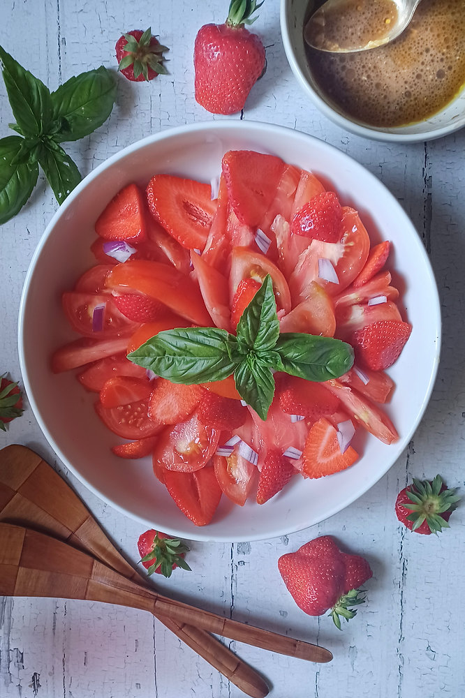Salade de tomate, fraises & basilic : fraîcheur et gourmandise 