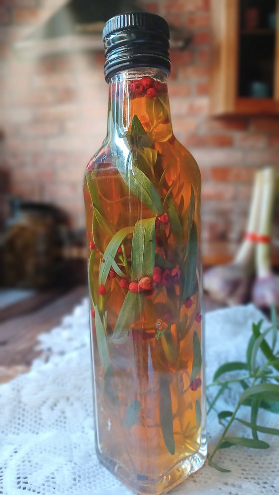  Vinaigre de cidre aromatisé à l’estragon : une touche raffinée pour vos plats ! 