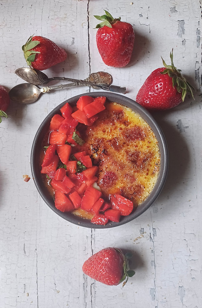 Crèmes brûlées à la fraise et basilic 