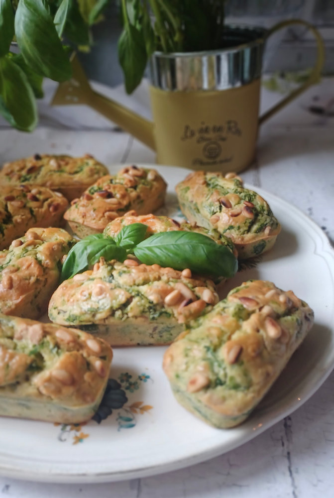 Mini cakes apéritifs antigaspi aux fanes de radis, pistou d'ail des ours & saumon fumé 