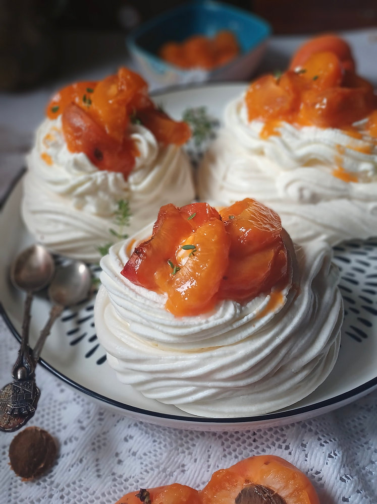 Pavlovas légères à la compotée d'abricots & thym 