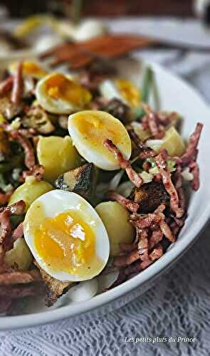 Salade tiède de haricots verts, œufs mollets et lardons croustillants 