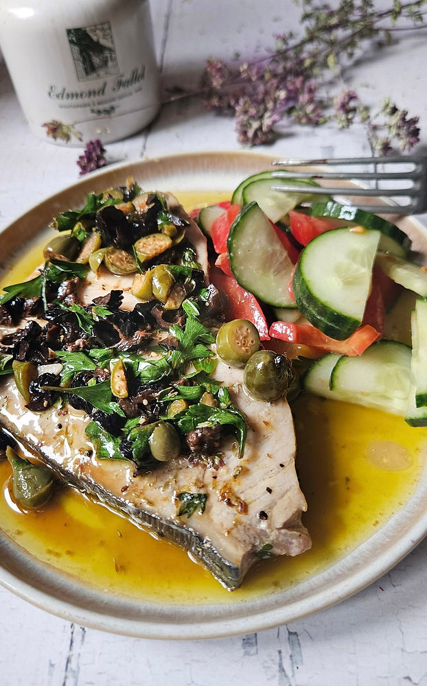 Espadon grillé en sauce salmoriglio : un vent de Sicile dans votre assiette 