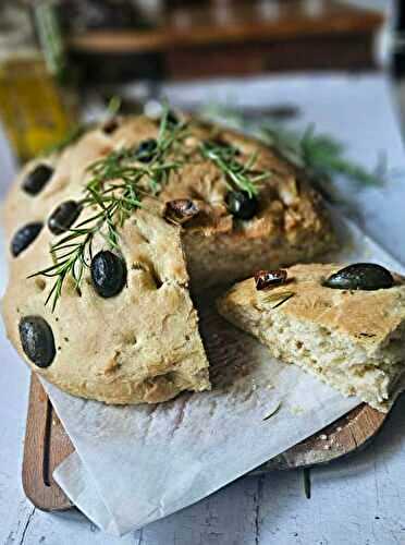 Focaccia généreuse aux olives et herbes aromatiques