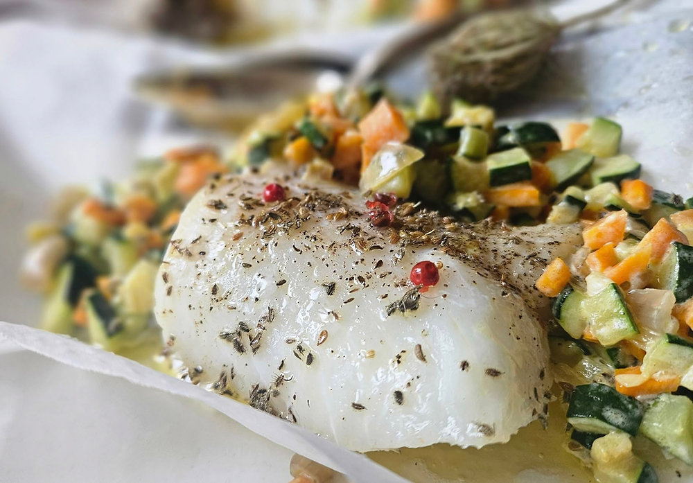  Dos de cabillaud aux légumes croquants & graines de carotte sauvage — une ode aux herbes superbes