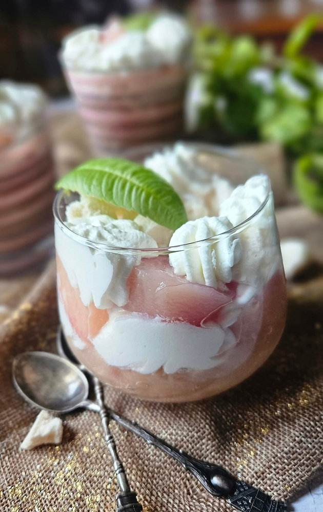 Eton Mess à la pêche plate et verveine citronnelle du jardin : fraîcheur et gourmandise en verrine ! 