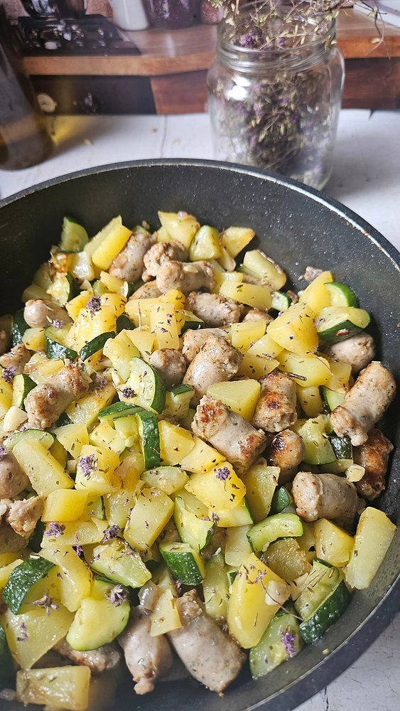 Poêlée rustique aux pommes de terre, courgettes et chipolatas, parfumée au serpolet sauvage 