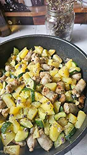 Poêlée rustique aux pommes de terre, courgettes et chipolatas, parfumée au serpolet sauvage 
