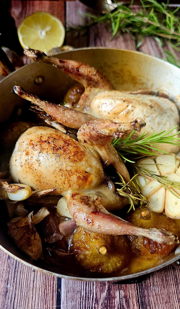  Cailles aux figues rôties au romarin : une recette d’automne parfumée et gourmande
