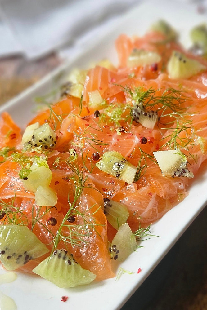  Gravlax de saumon au kiwi, baies roses et aneth : fraîcheur nordique