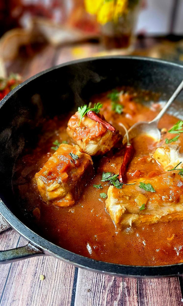 ️ Roussette à la sauce tomate piquante : Une recette pleine de peps