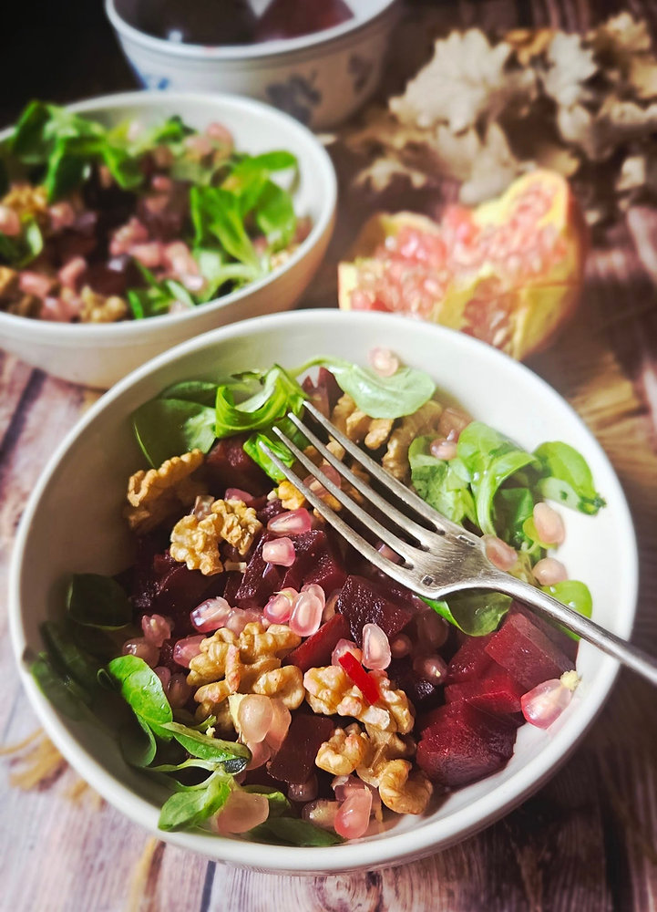  Salade d’automne à la mâche, betterave, noix et grenade : une entrée pleine de couleurs et de bienfaits