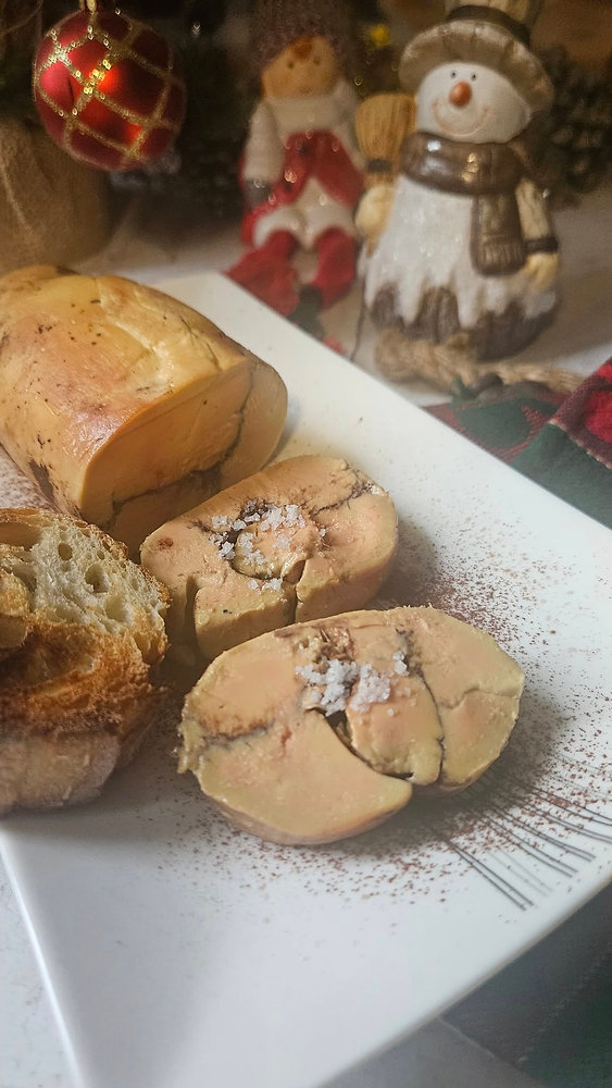  Foie gras cuit au gros sel, parfumé au rhum vanillé et cacao : une recette festive et raffinée