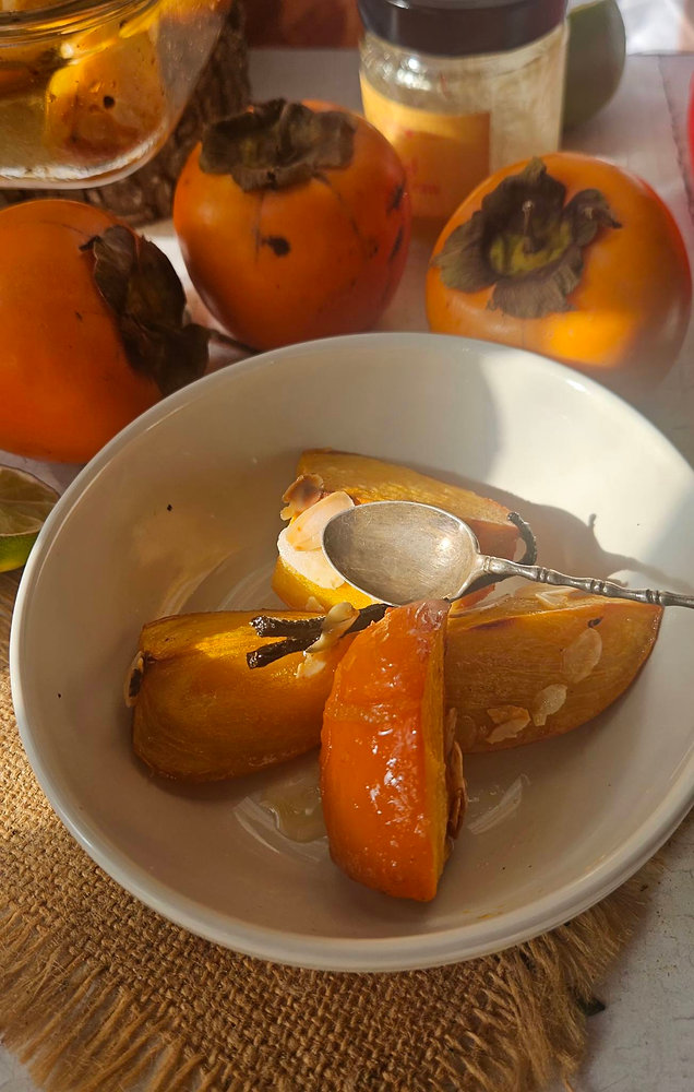 Kakis rôtis au miel au safran & citron vert : le dessert doré de l’automne