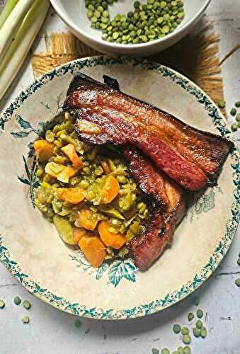 Poêlée de pois cassés aux carottes et poireaux crayons, servie avec du lard grillé
