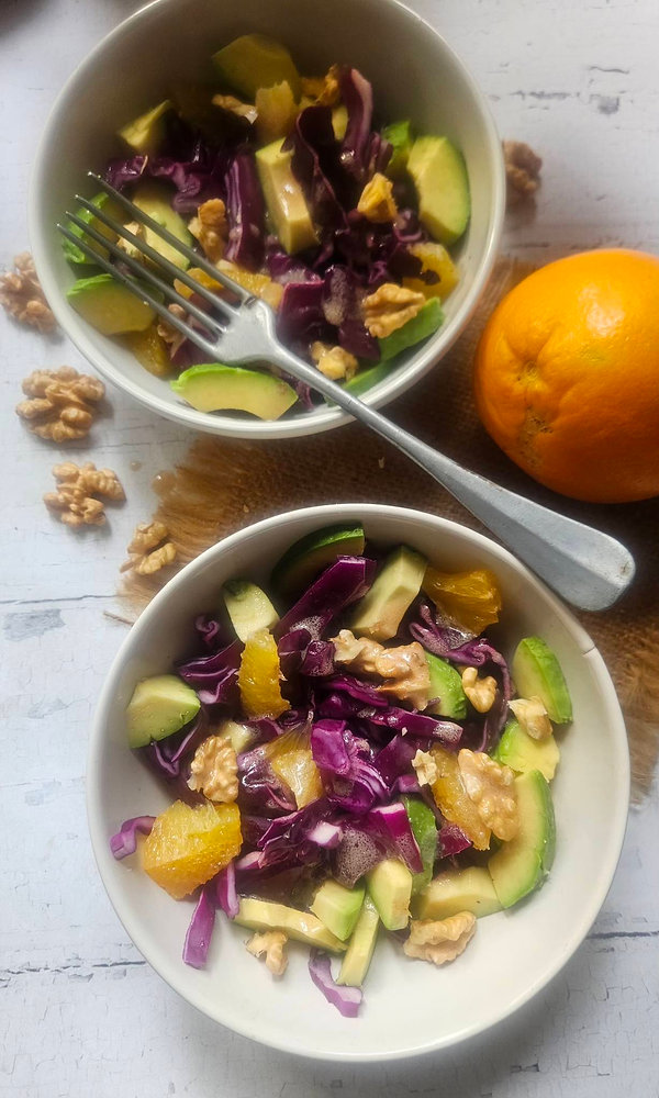  Salade hivernale vitaminée : chou rouge, avocat, orange et noix pour faire le plein d’énergie