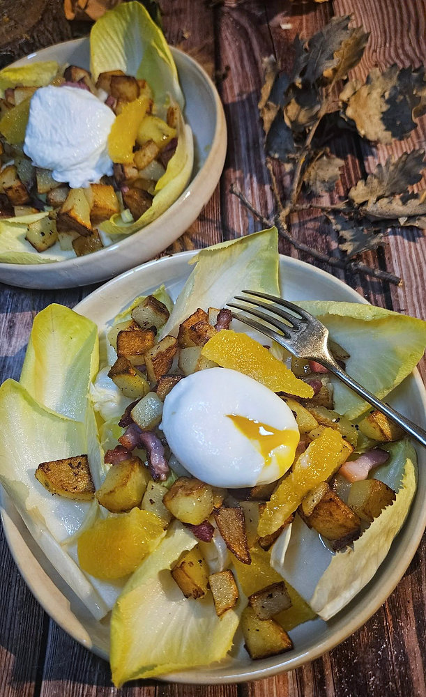  Salade paysanne d’automne : endives, lardons, pommes de terre et œuf poché, relevée à l’orange