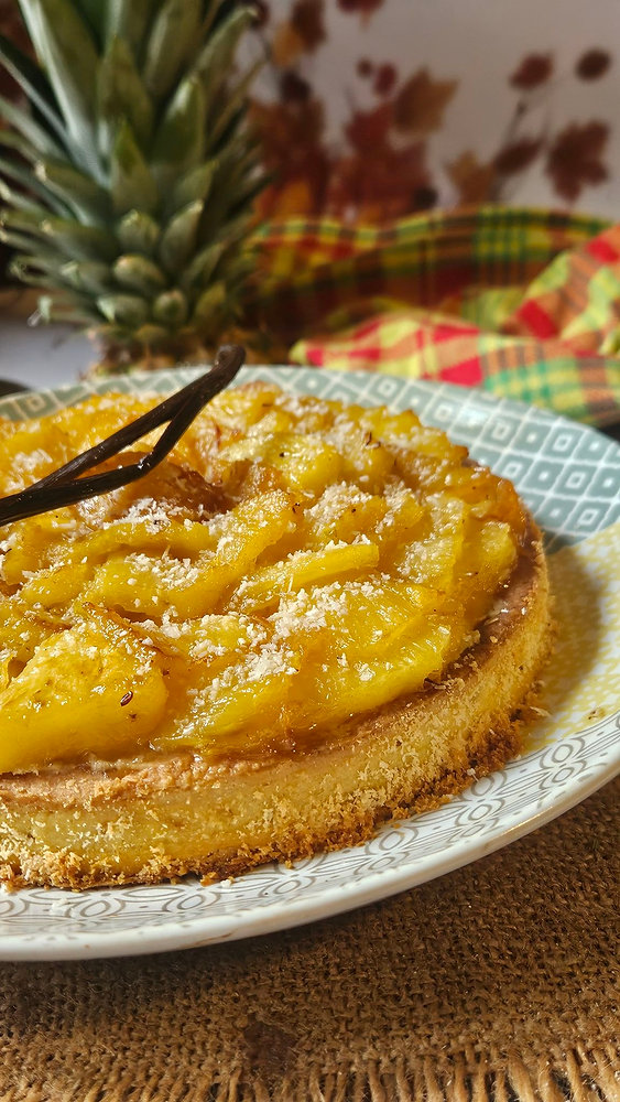  Tarte créole à l’ananas flambé, crème rhum-vanille et coco : un rayon de soleil dans l’assiette