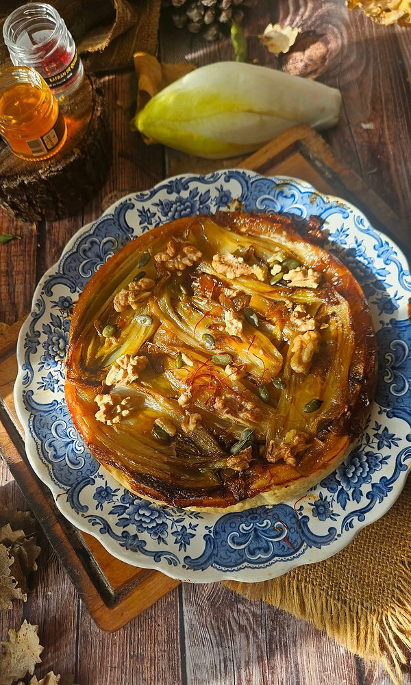 Tatin d’endives, noix et safran : une tarte automnale aux parfums précieux