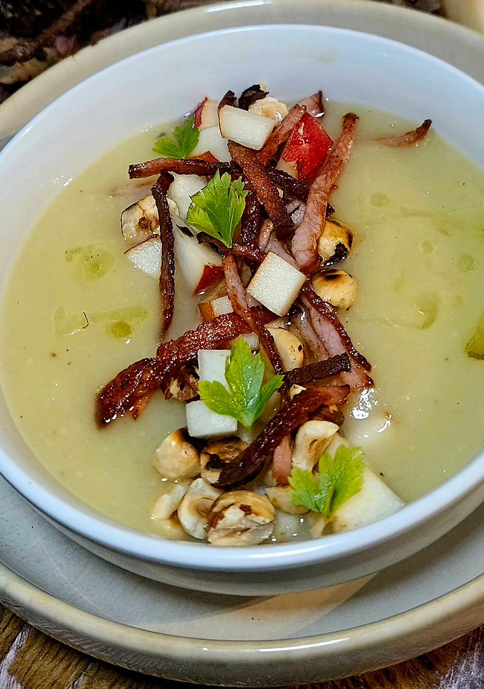 Velouté de panais, poire et bacon grillé : l’hiver en habits de fête
