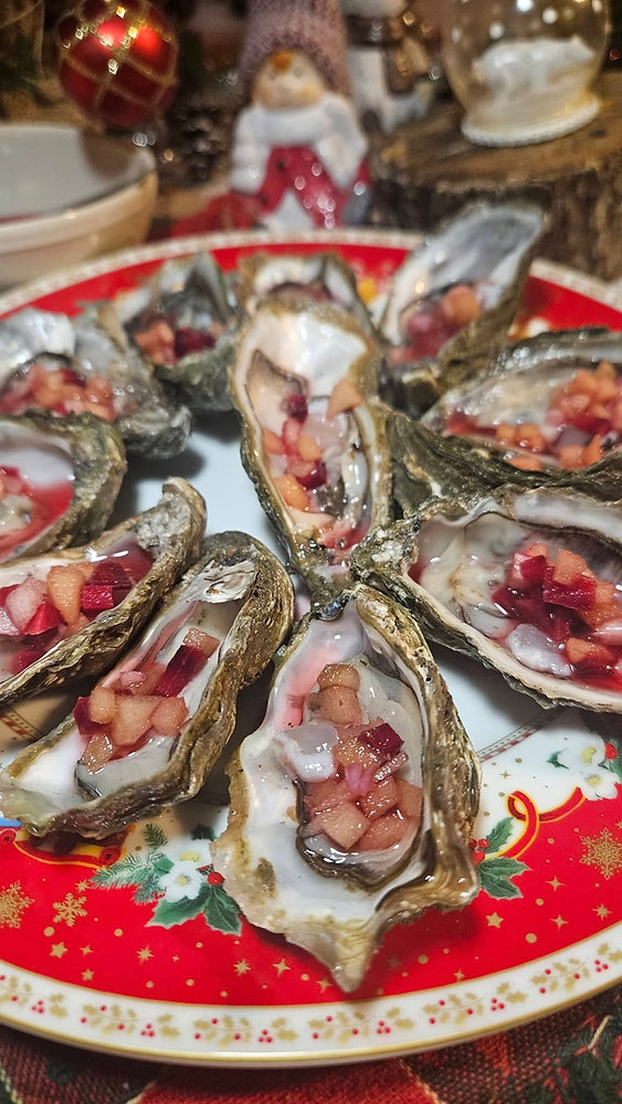 Huîtres de Noël en habit rouge : vinaigre de cidre, pomme et betterave
