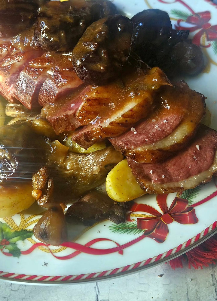  Magret de canard aux pruneaux, pleurotes et marrons : un plat de fête gersois