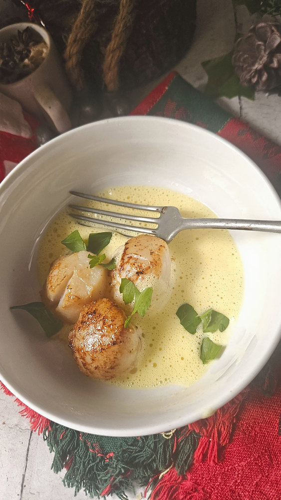 Noix de Saint-Jacques snackées, nuage de crème safranée au corail