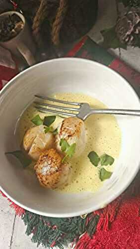 Noix de Saint-Jacques snackées, nuage de crème safranée au corail