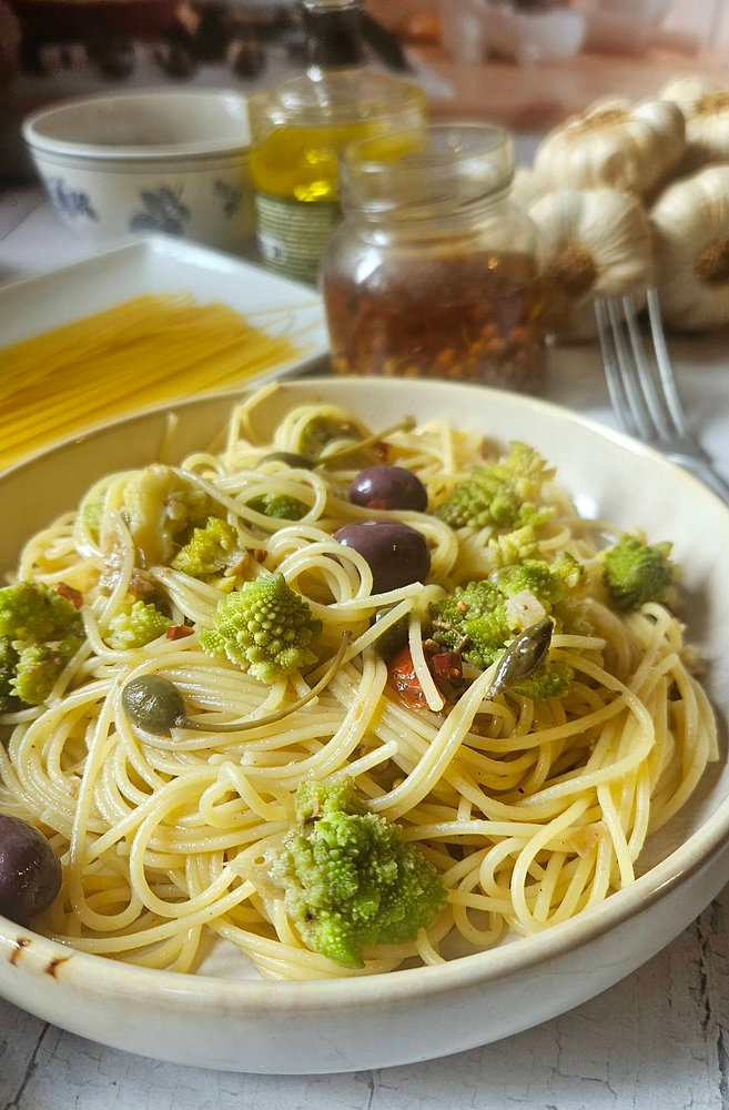 Spaghettis au chou romanesco, anchois, olives et câpres