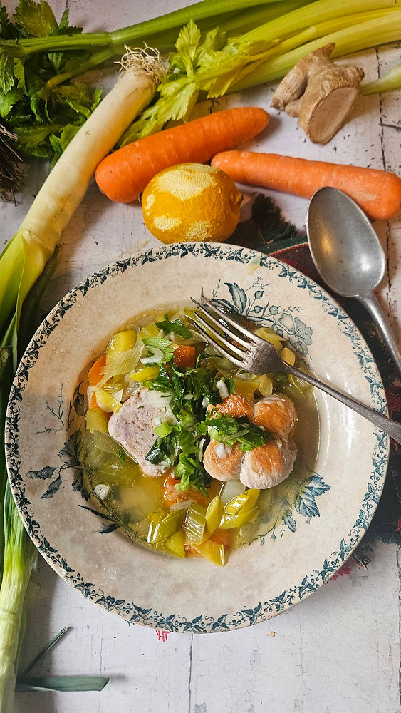  Paupiettes de dinde dans un bouillon citron‑gingembre, légumes fondants & herbes fraîches