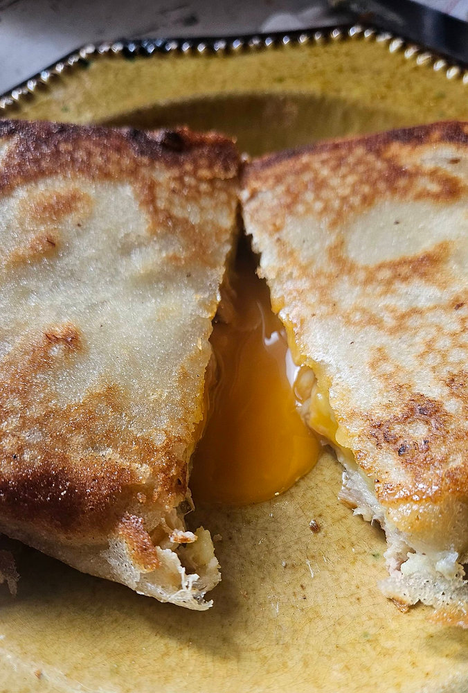  Bricks à l’œuf, pomme de terre écrasée, thon et câpres