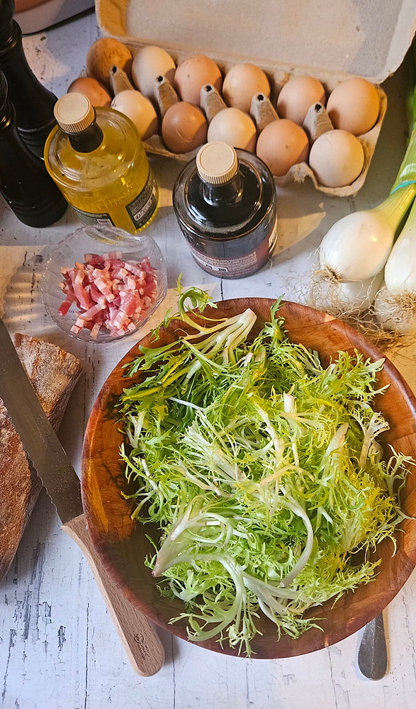  Frisée aux lardons, œuf poché et croûtons maison