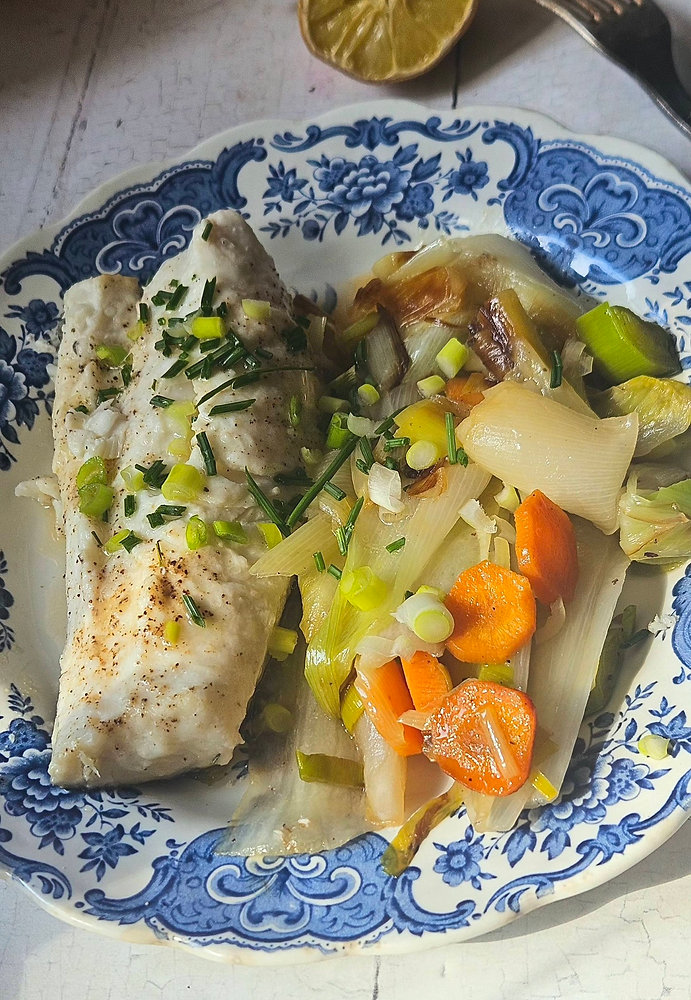  Merlu de printemps, poêlée de légumes du frigo & herbes sauvages