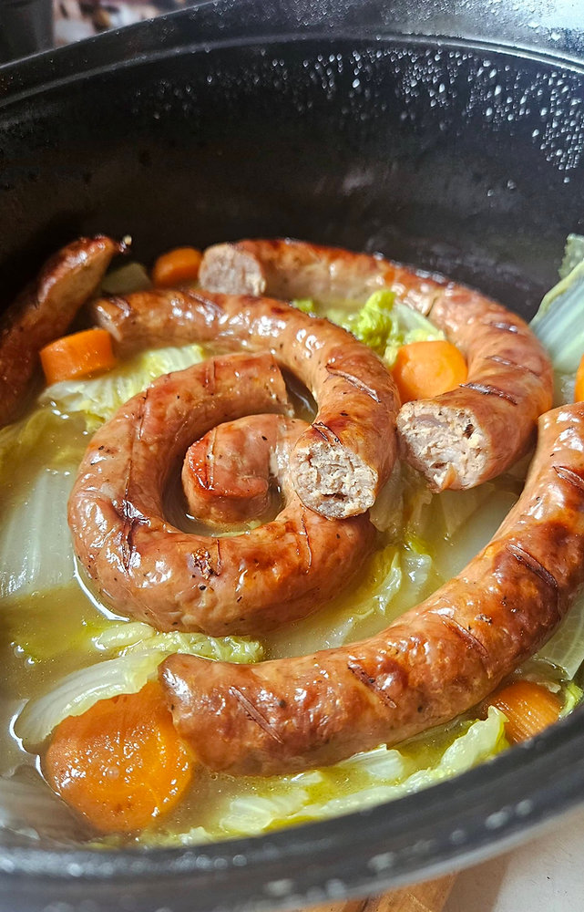 Saucisse de canard grillée & chou chinois braisé aux carottes