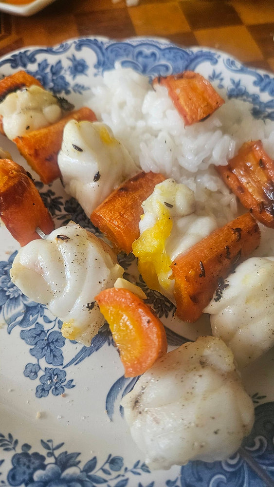 Brochettes de lotte aux carottes rôties à l’orange
